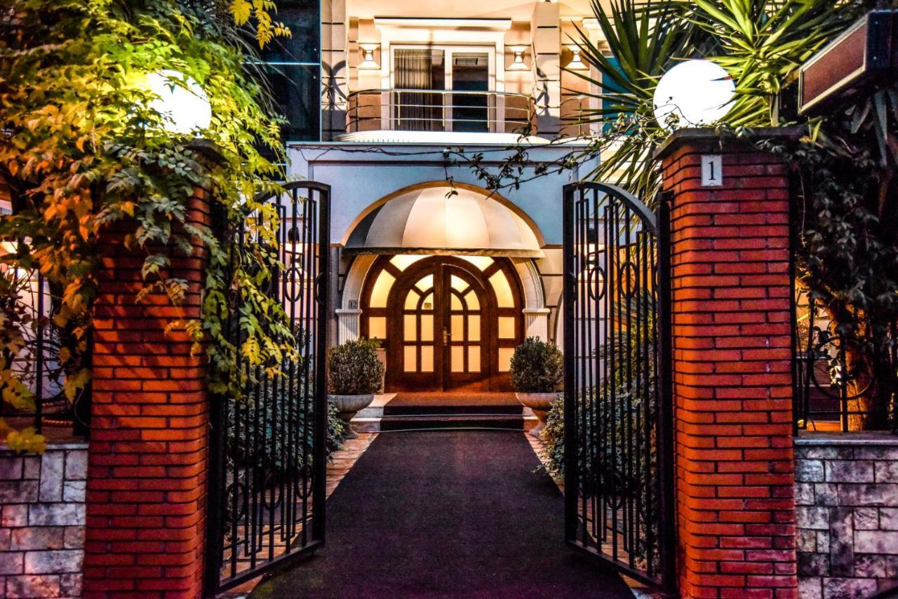 Broadway Hotel Tirana Exterior foto