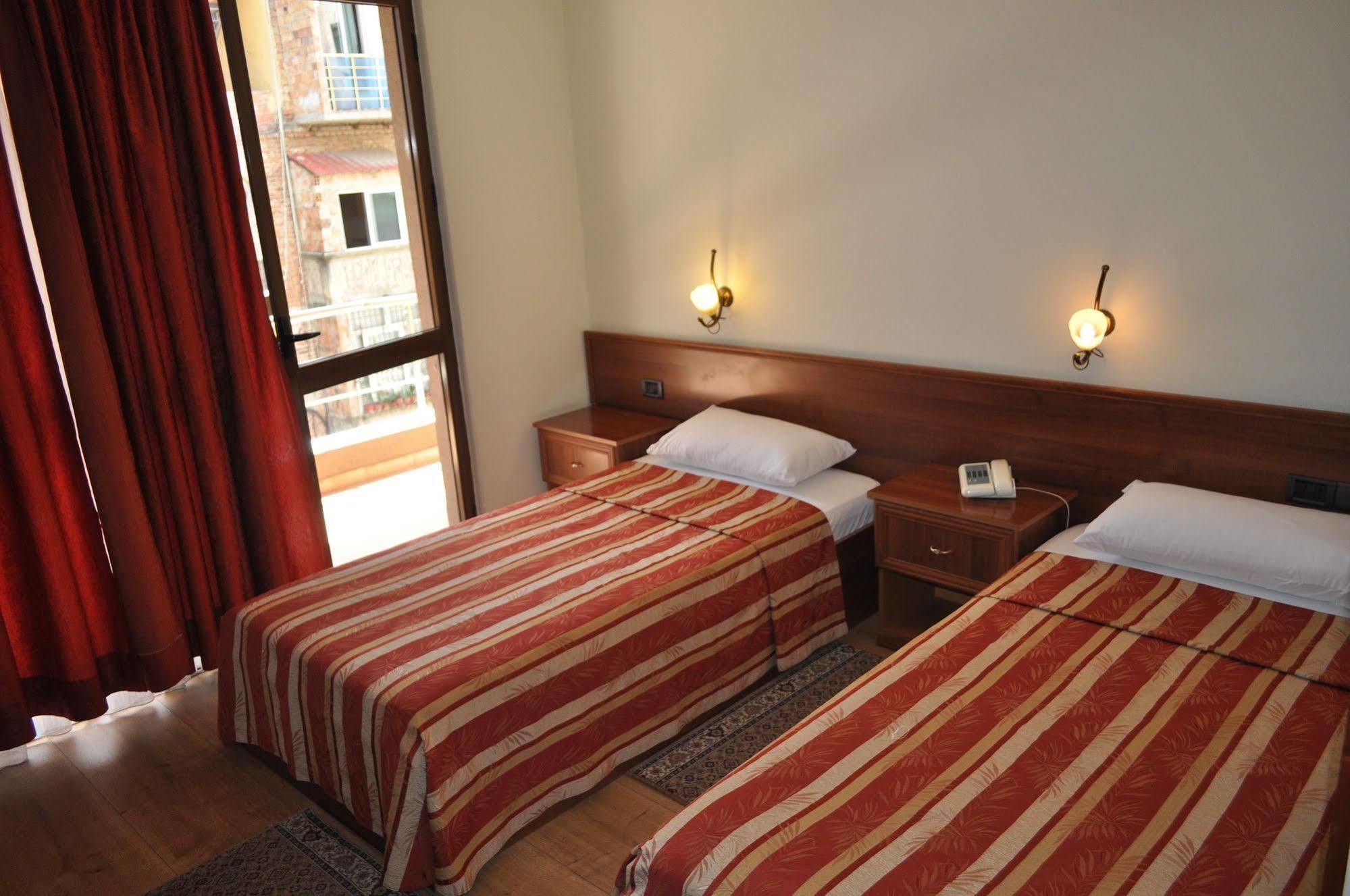 Broadway Hotel Tirana Exterior foto