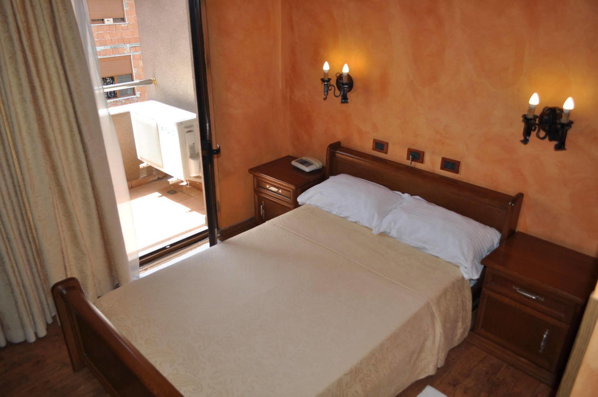 Broadway Hotel Tirana Exterior foto