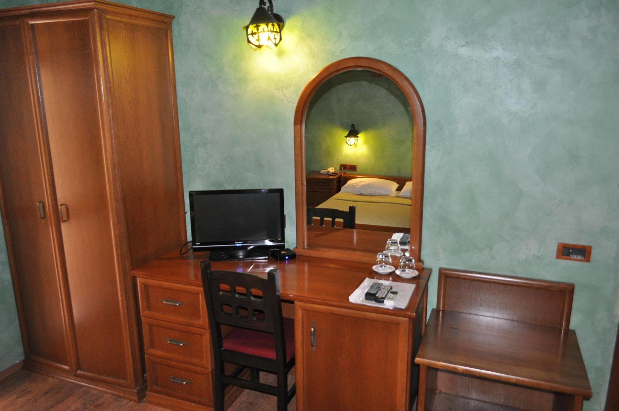 Broadway Hotel Tirana Exterior foto