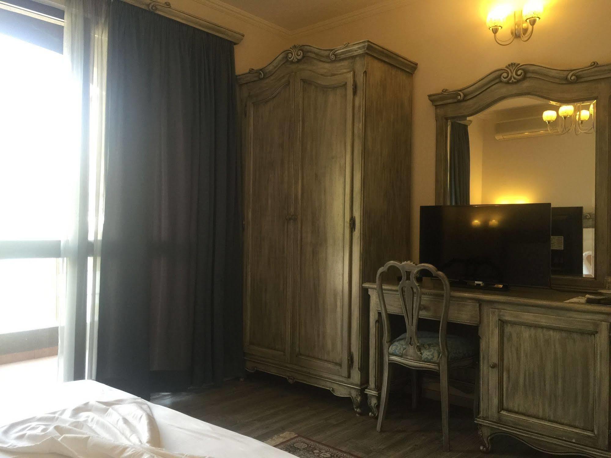 Broadway Hotel Tirana Exterior foto