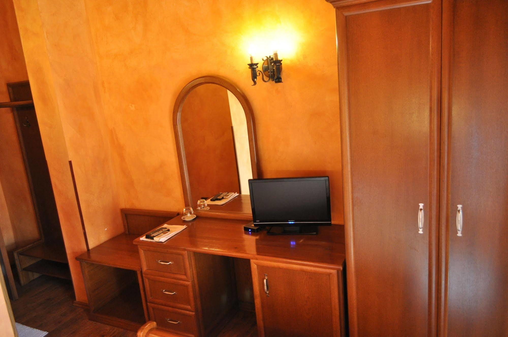 Broadway Hotel Tirana Exterior foto