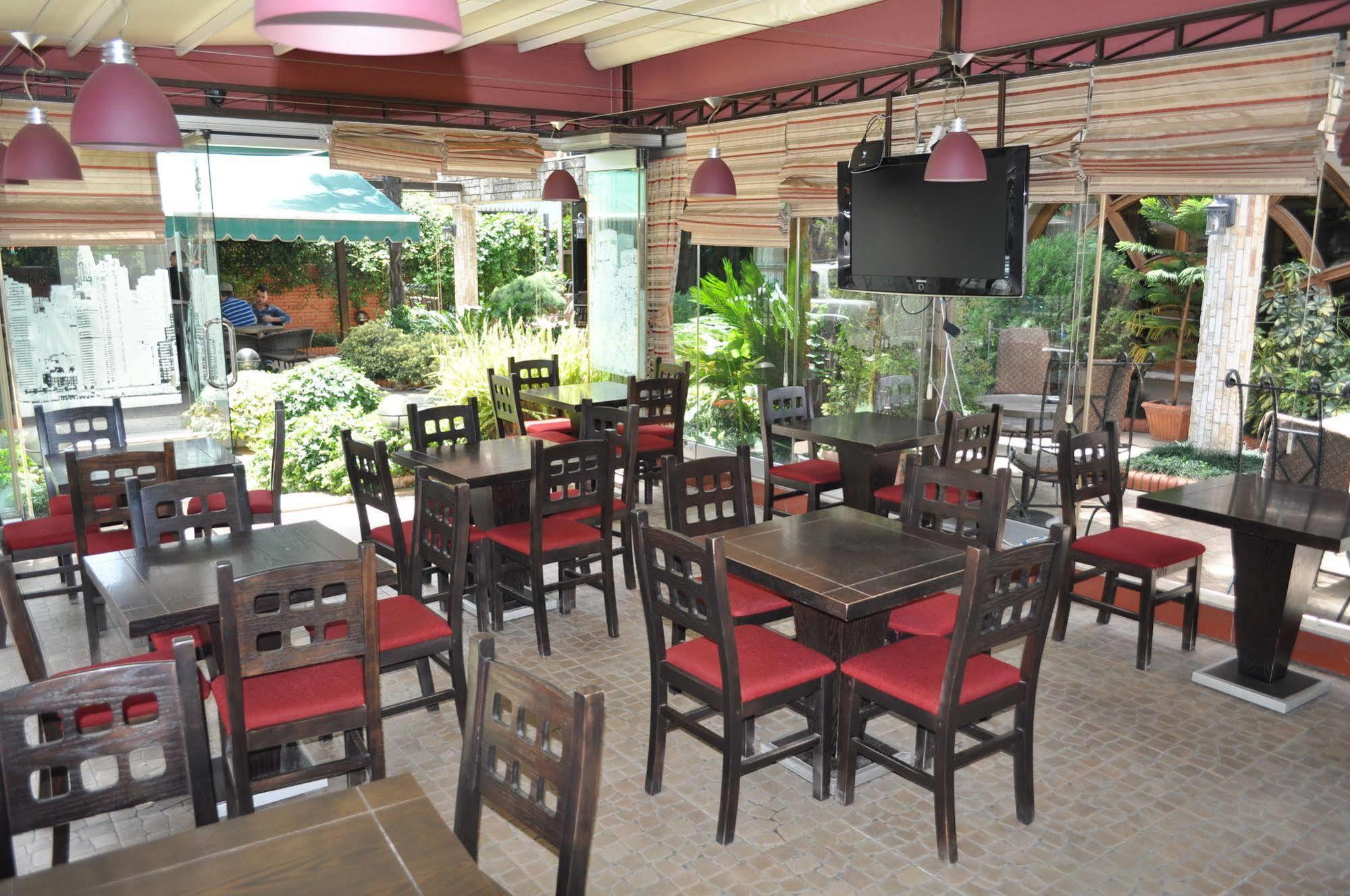 Broadway Hotel Tirana Exterior foto